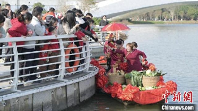 广州水上新春集市年味浓 民众沉浸体验水乡民俗